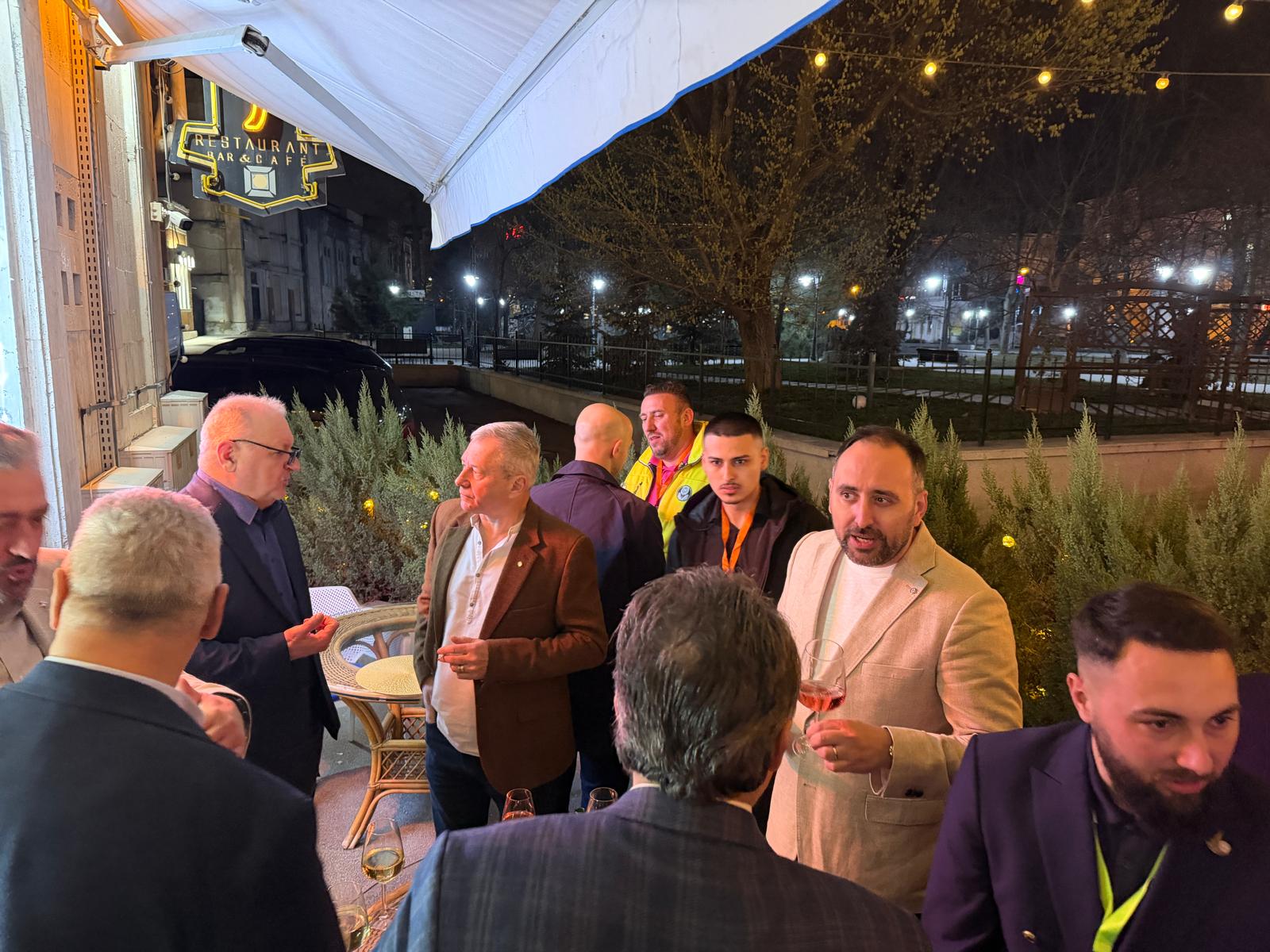 Membri discutând la un eveniment