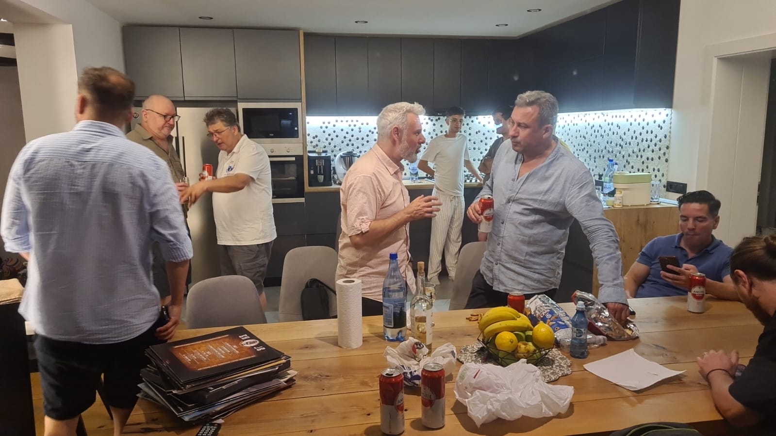 Membri discutând la Daniel Mihai acasă
