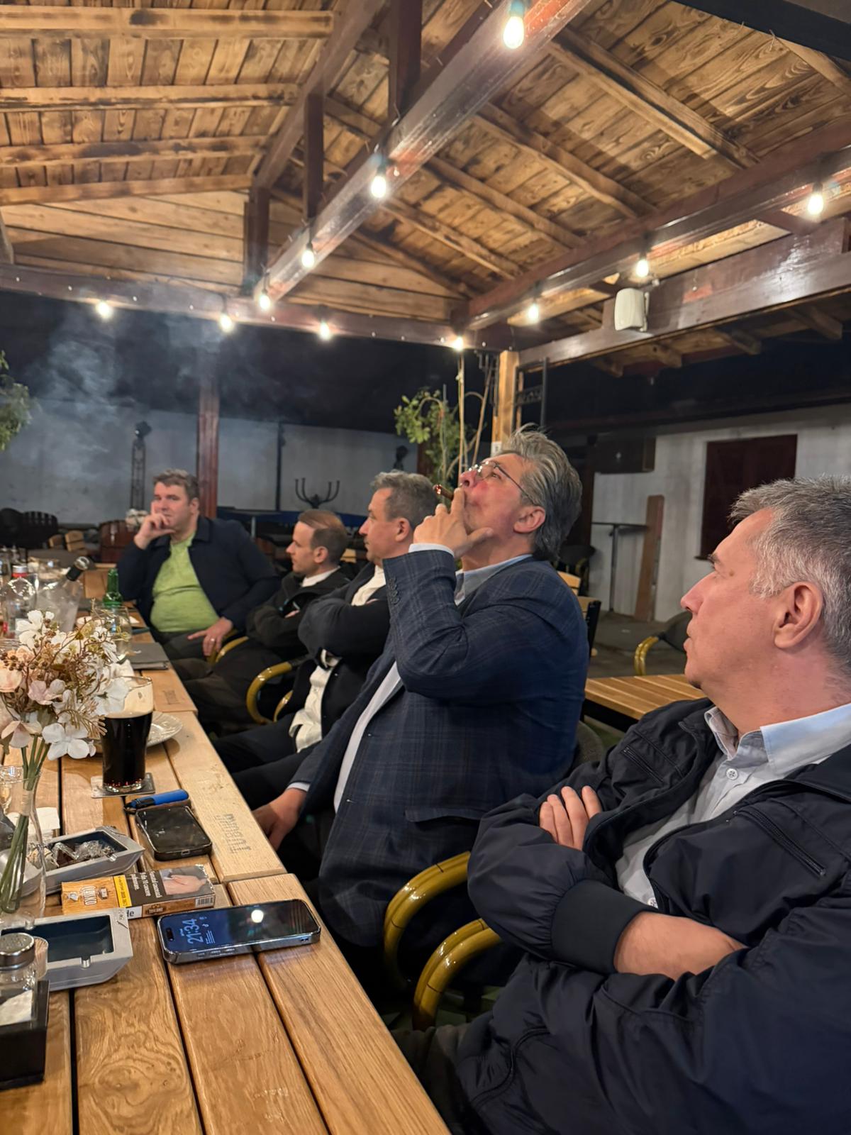 Membri ai clubului discutând și luând decizii