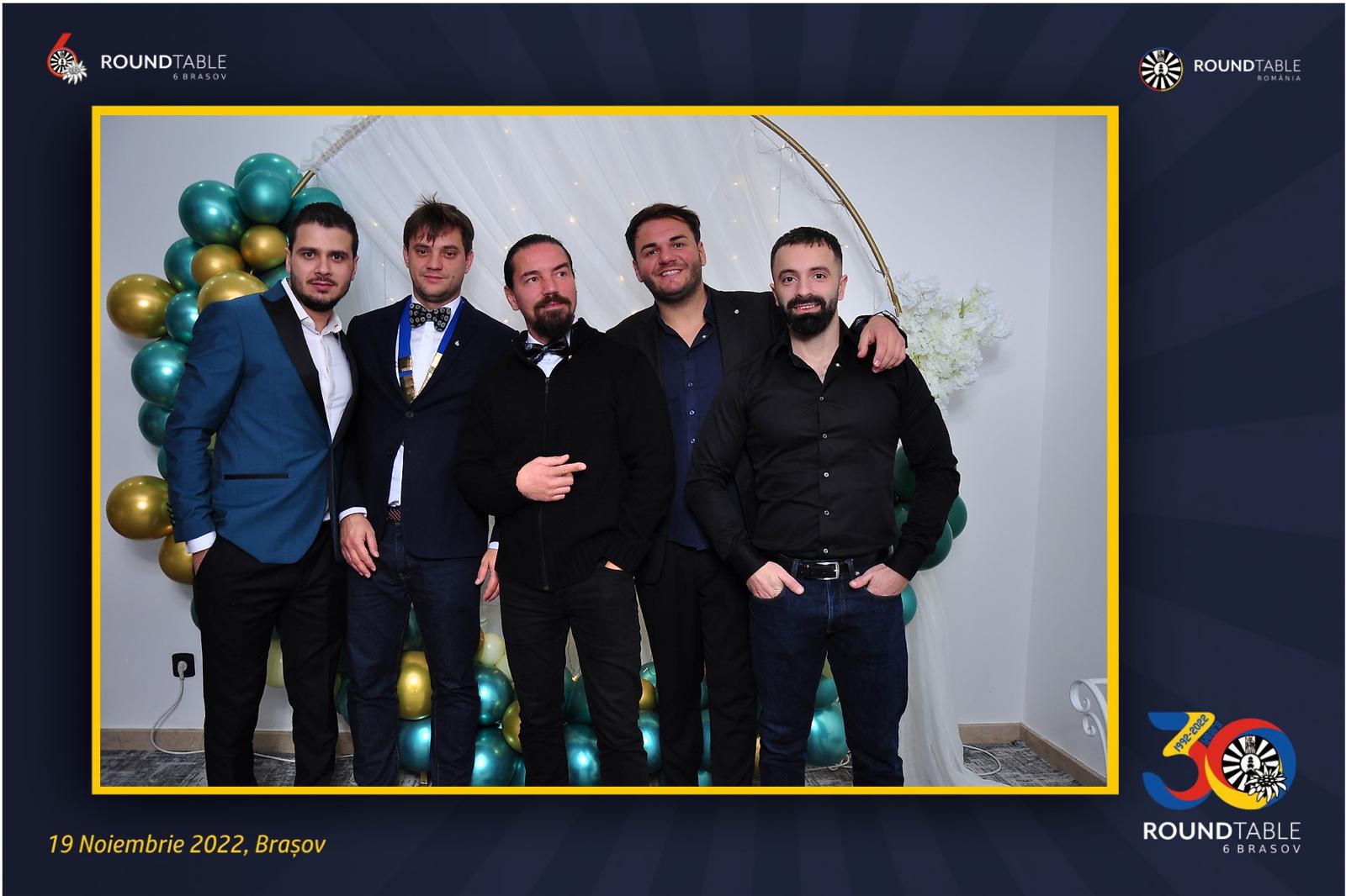 Membri ai Round Table 12 la un eveniment
